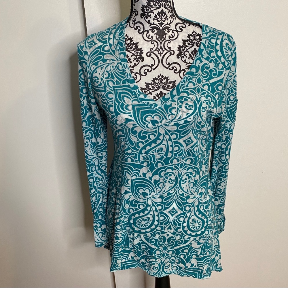 Athleta Size Medium Teal Shark Bite Long Sleeve